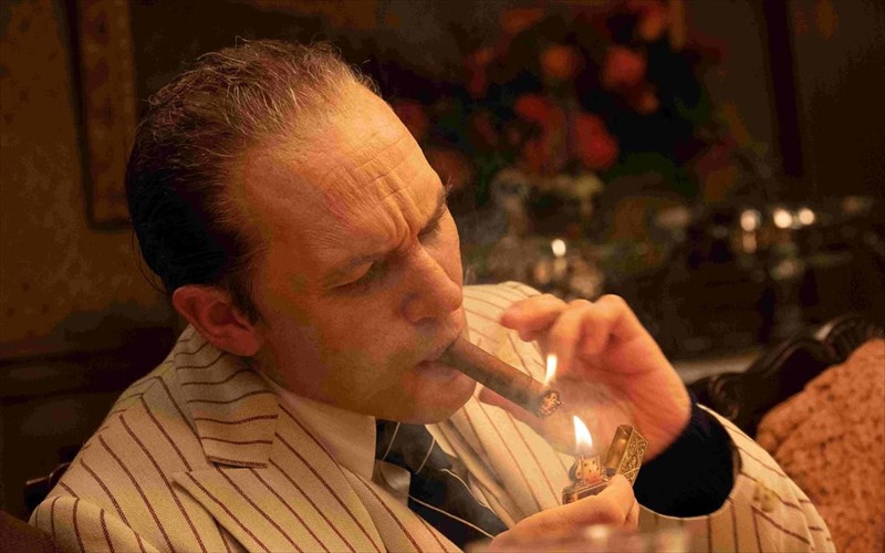 o-tom-hardy-sto-stoixeiomeno-mualo-tou-al-capone