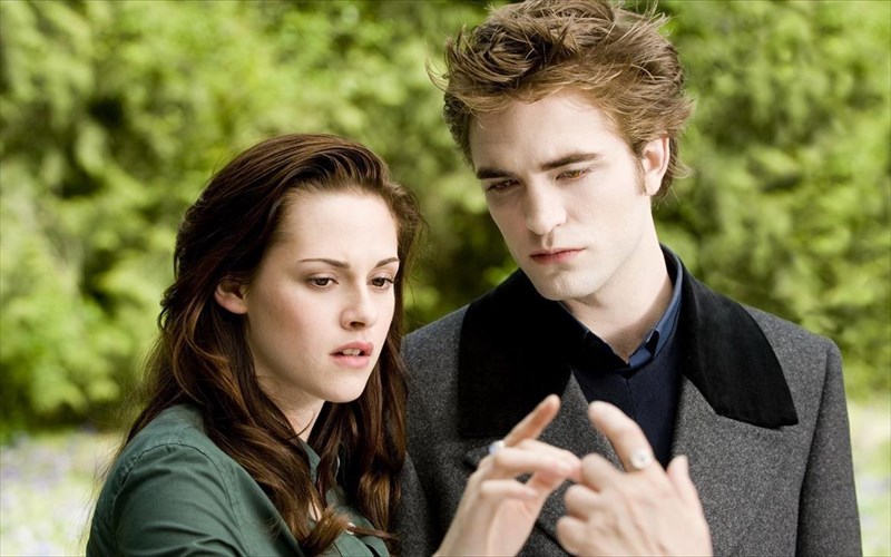 i-stephanie-meyer-epistrefei-ston-kosmo-tou-twilight