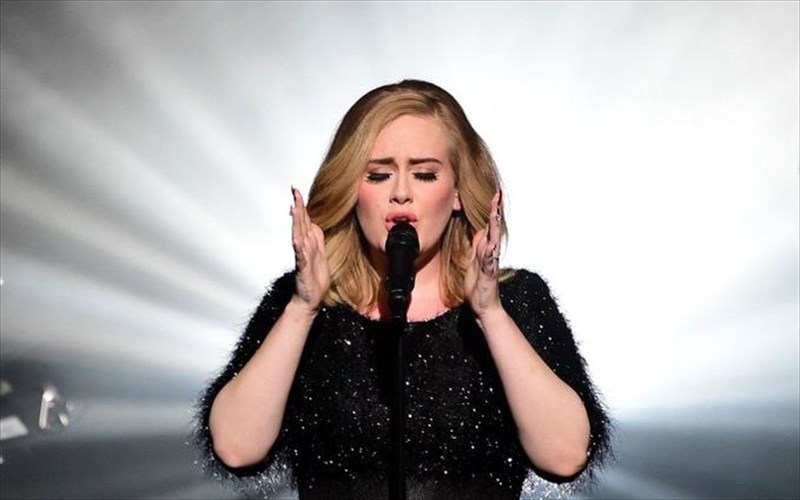 entuposiaki-metaforfosi-tis-adele-gia-ta-genethlia-tis