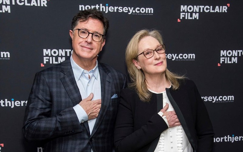meryl-streep-kai-stephen-colbert-enonoun-tis-fones-tous-gia-na-antimetopisoun-ton-koronoio