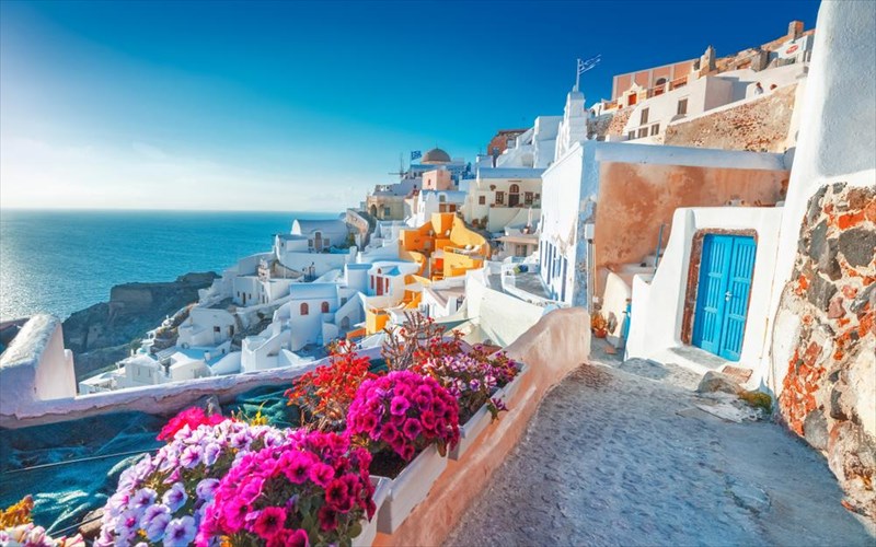 i-ellada-anamesa-stis-protes-xores-pou-tha-upodextoun-touristes-sumfona-me-to-wttc