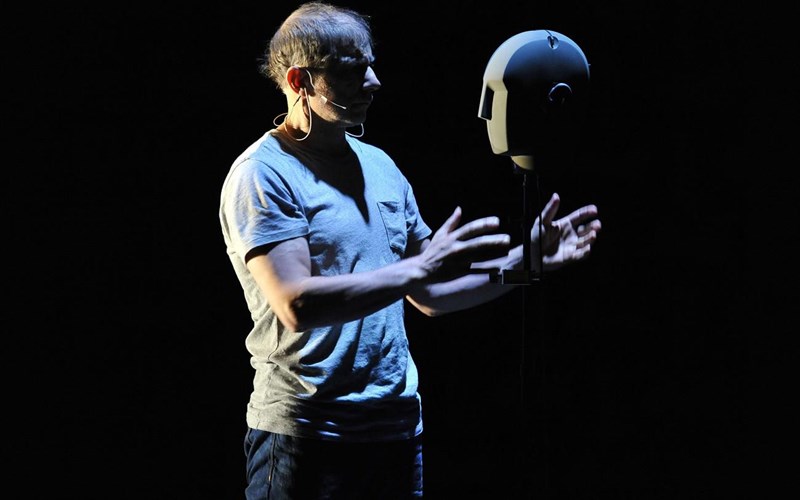 psifiako-kanali-idrumatos-onasi-the-encounter-tou-simon-mcburney-kai-oti-neo-erxetai