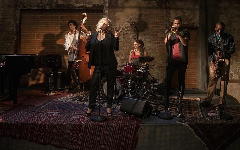 the-eddy-bazontas-taksi-sto-xaos-me-melodies-tis-tzaz