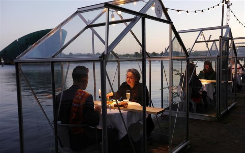 fotoreportaz-trogontas-mazi-kai-xoria-se-diafora-meri-tou-kosmou