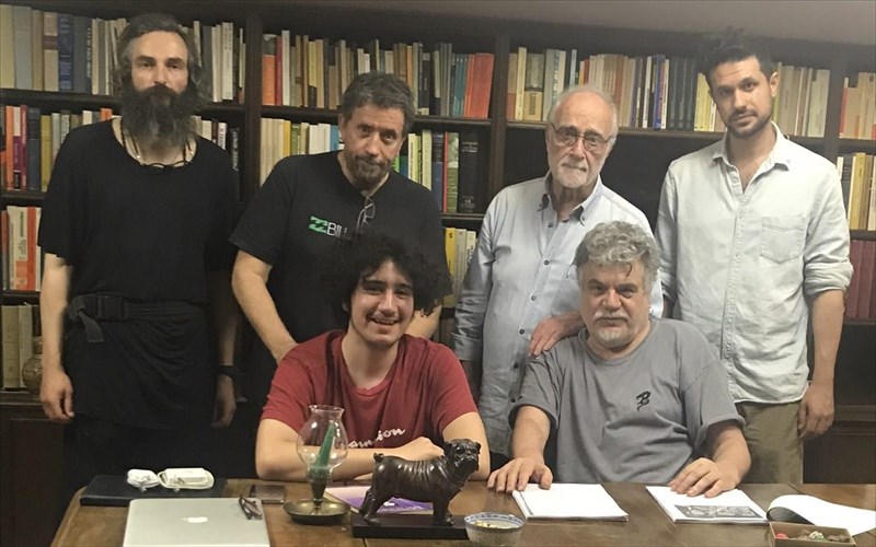 perimenontas-ton-gkonto-apo-ton-gianni-kaklea-me-enan-thiaso-aksioseon