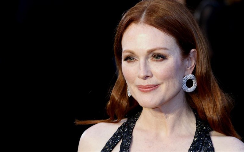 Julianne-moore-pos-thorakizei-tin-euthrausti-epidermida-tis-apo-ton-ilio
