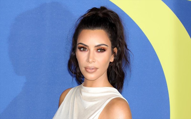 energos-anthrakas-to-sustatiko-omorfias-tis-kim-kardashian-kai-allon-celebrities-tou-xoligount