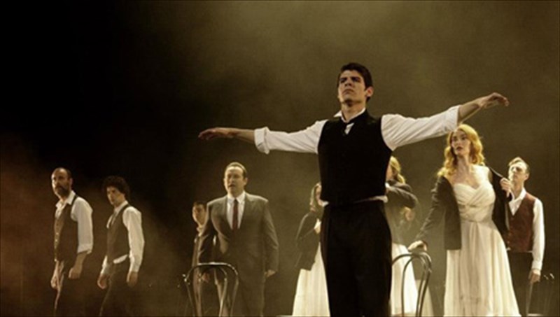 makronisos-sugkinise-i-parastasi-afieroma-ston-miki-theodoraki-afieroma-ston-miki-theodoraki