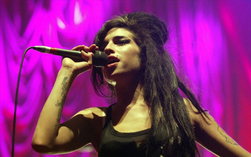 se-ena-me-duo-xronia-tha-kukloforisei-i-tainia-gia-tin-zoi-tis-amy-winehouse-tainia-gia-tin-zoi-tis-amy-winehouse