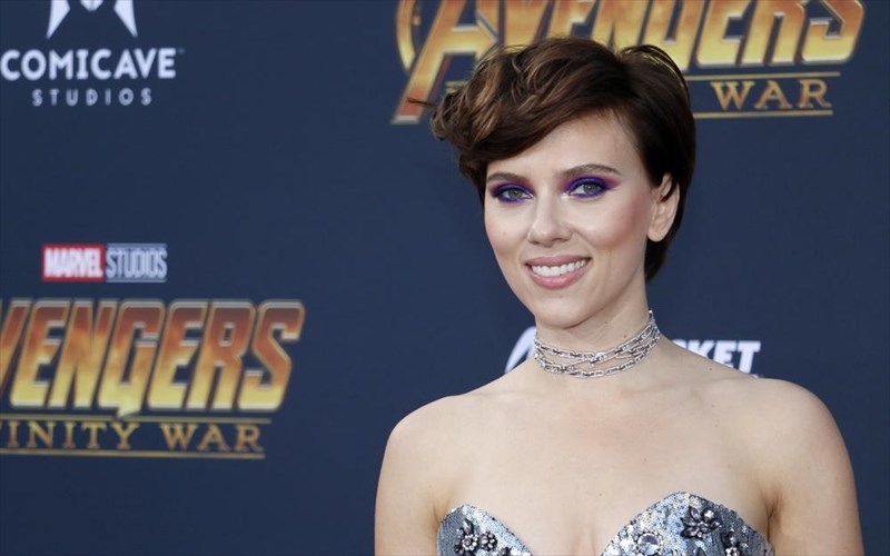 ta-megala-mustika-piso-apo-to-super-fit-soma-tis-scarlett-Johansson