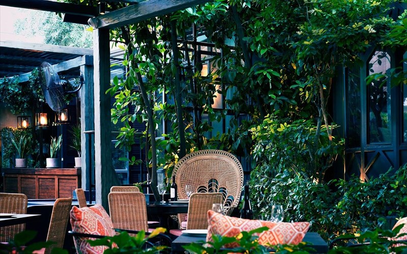 epistrofi-se-agapimena-estiatoria-me-trapezakia-ekso