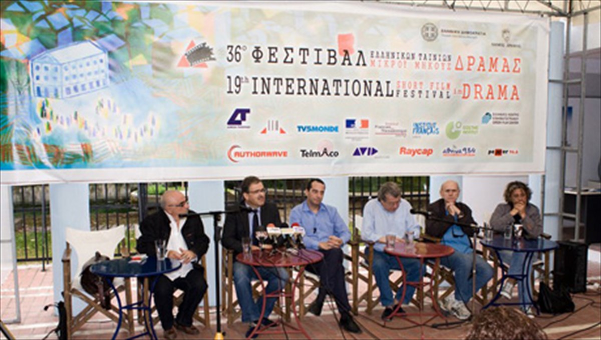 oi-mikromikades-taksideuoun-sti-drama