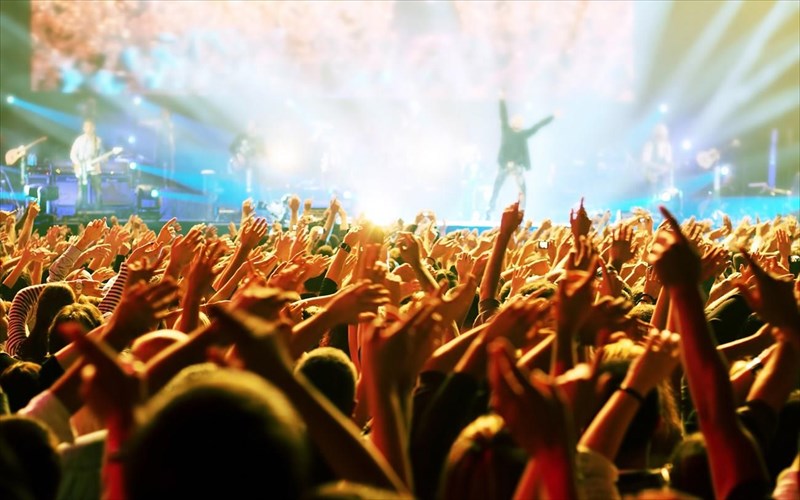 o-kosmos-anupomonei-na-epistrepsei-stis-sunaulies-meta-tin-pandimia-tou-koronoiou