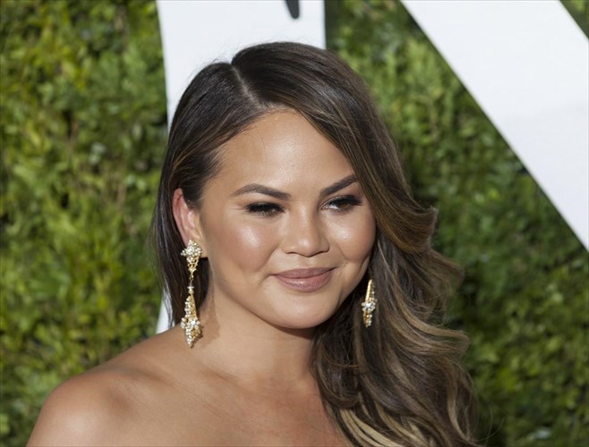 giati-i-chrissy-teigen-thelei-na-afairesei-ta-emfuteumata-sto-stithos-tis-asap-chrissy-teigen-thelei-na-afairesei-ta-emfuteumata-sto-stithos-tis-asap