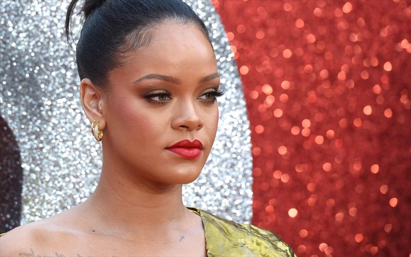 to-entuposiako-tie-dye-forema-tis-rihanna-epistrefei-me-aisthima-koinonikis-dikaiosunis