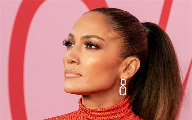 mesa-se-ena-mikroskopiko-mpikini-i-Jennifer-lopez-epideiknuei-to-six-pack-tis-Jennifer-lopez-epideiknuei-to-six-pack-tis