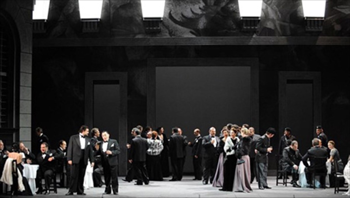 o-bernti-despozei-sto-fetino-programma-tis-ethnikis-lurikis-skinis