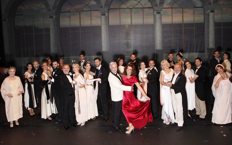 ki-apo-smurni-saloniki-me-tin-mimi-ntenisi-ksana-apo-ton-oktobrio