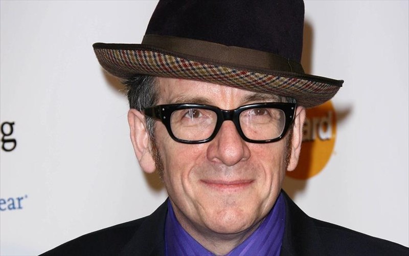 o-elvis-costello-mas-sustinei-ton-ixo-tou-elsinki-sto-neo-single-no-flag