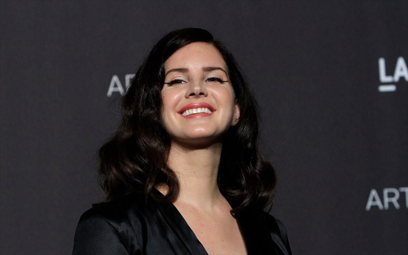 lana-del-rey-stous-dromous-tou-los-antzeles-gia-to-black-lives-matter