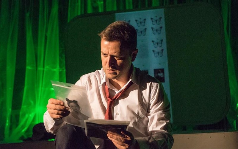 o-sullektis-arguris-aggelou-epistrefei-sti-skini-tou-theatrou-athina