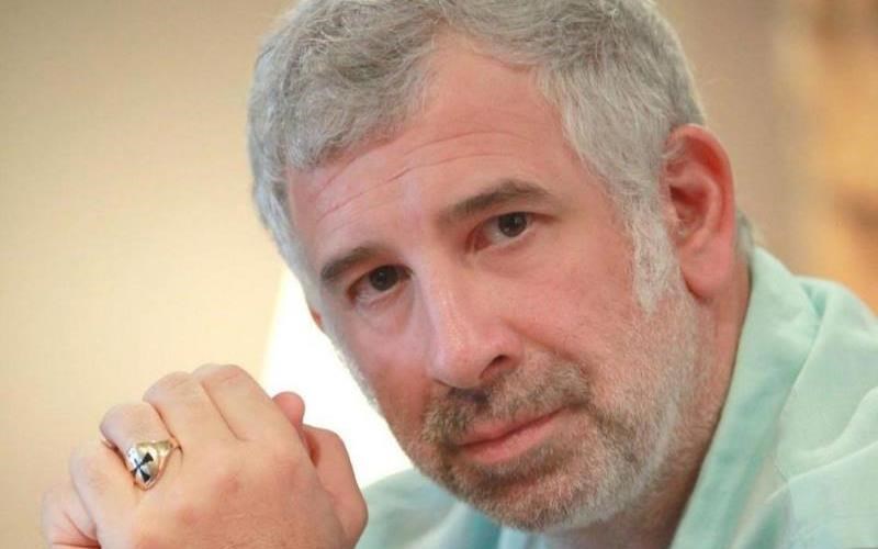 o-petros-filippidis-bgainei-se-periodeia-me-dafnes-kai-pikrodafnes