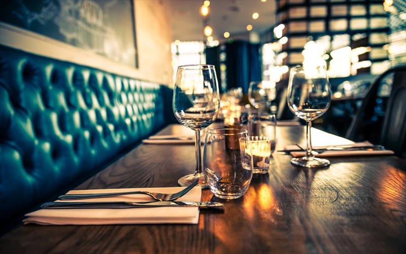 pos-na-parameinete-asfaleis-se-kafe-kai-estiatoria