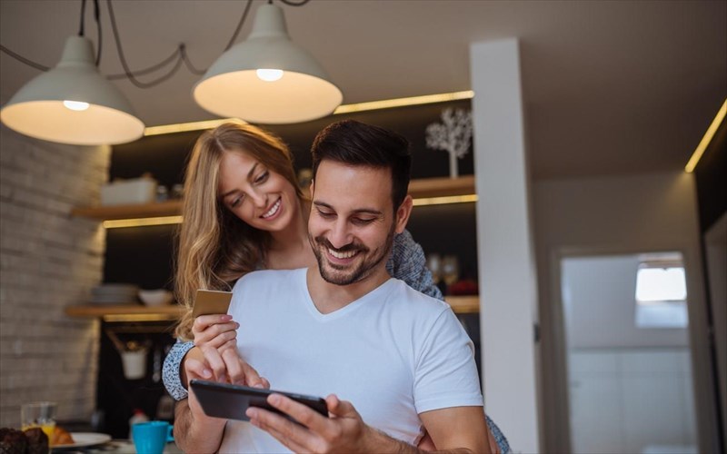 pos-sumperiferontai-ta-duo-fula-stis-ilektronikes-agores