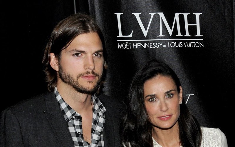 i-demi-moore-o-ashton-kutcher-kai-mia-autobiografia-pou-ta-leei-ola-ashton-kutcher-kai-mia-autobiografia-pou-ta-leei-ola