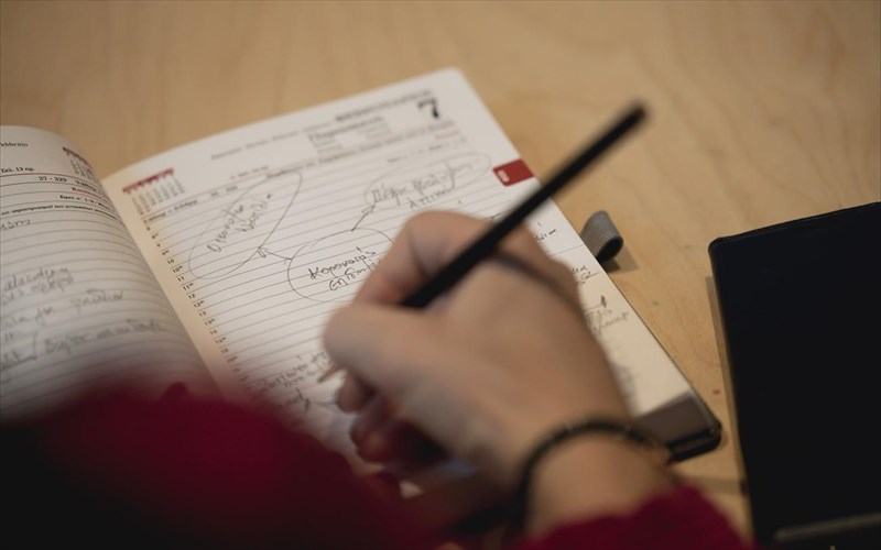 pos-pairnoume-kaluteres-apofaseis-se-ena-periballon-allepallilon-psifiakon-perispasmon