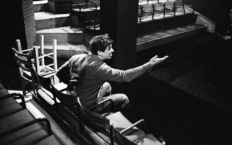 to-theatro-tis-odou-kukladon-leuteris-bogiatzis-sumprattei-me-tin-lukofos-tou-giorgou-lukiardopoulou