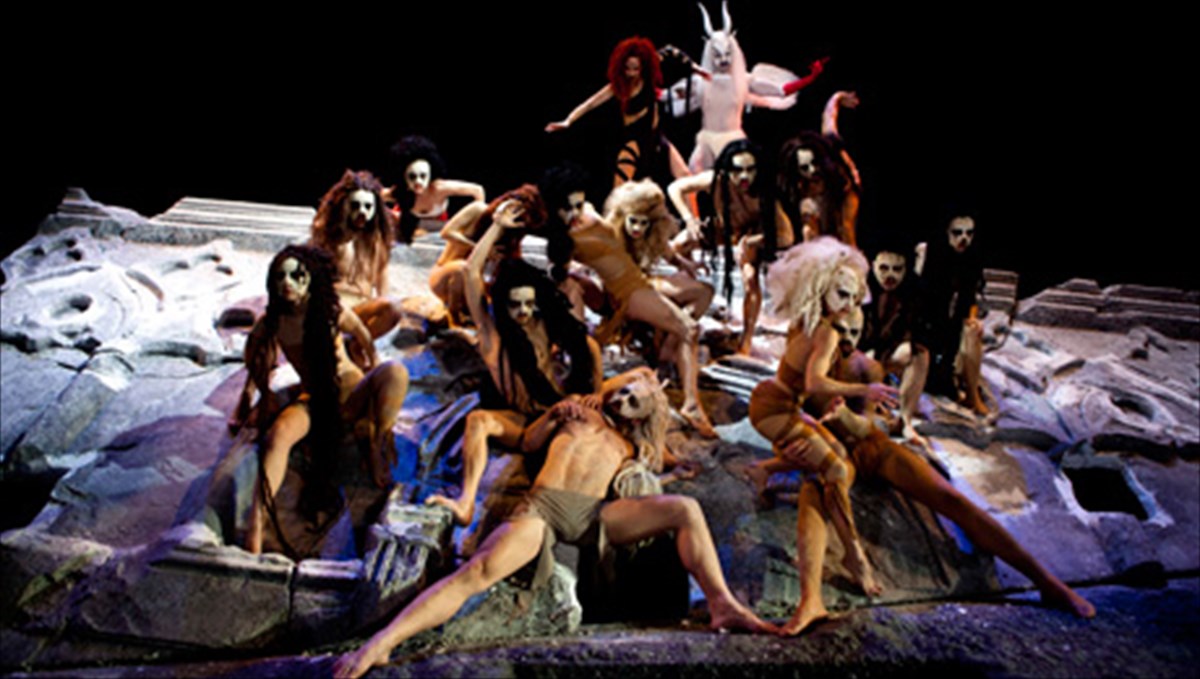 oi-daimones-epistrefoun-gia-deka-parastaseis