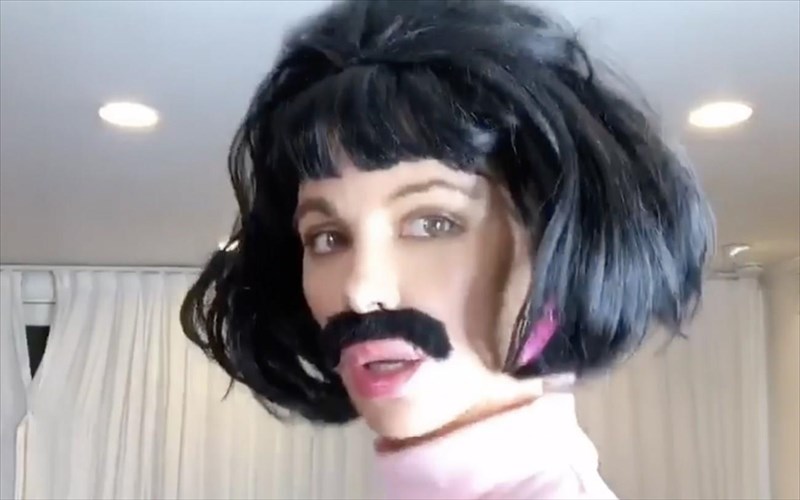 i-kate-beckinsale-giortazei-ton-mina-yperifaneias-me-to-pneuma-tou-freddie-mercury