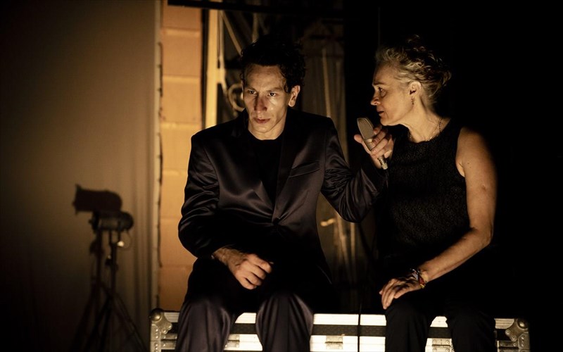 o-oidipous-tou-dimitri-karantza-exei-programma-periodeias