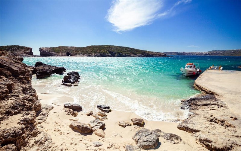 se-auto-to-nisi-zoun-treis-anthropoi