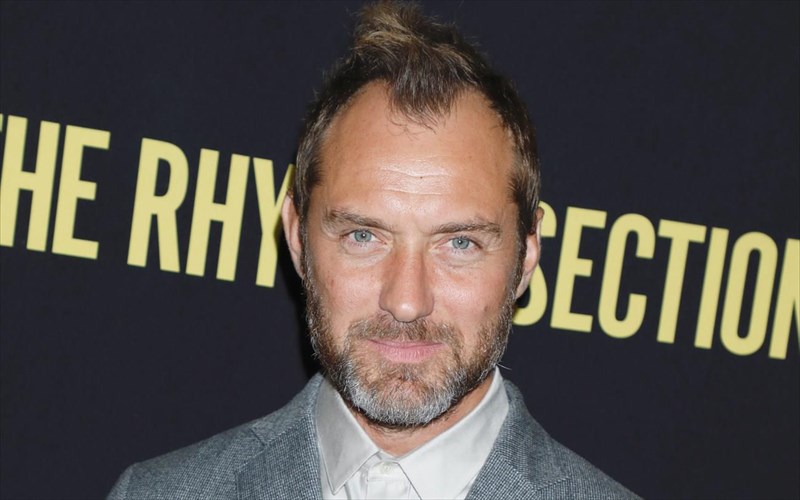 neos-live-action-piter-pan-me-ton-Jude-law-os-kapten-xouk