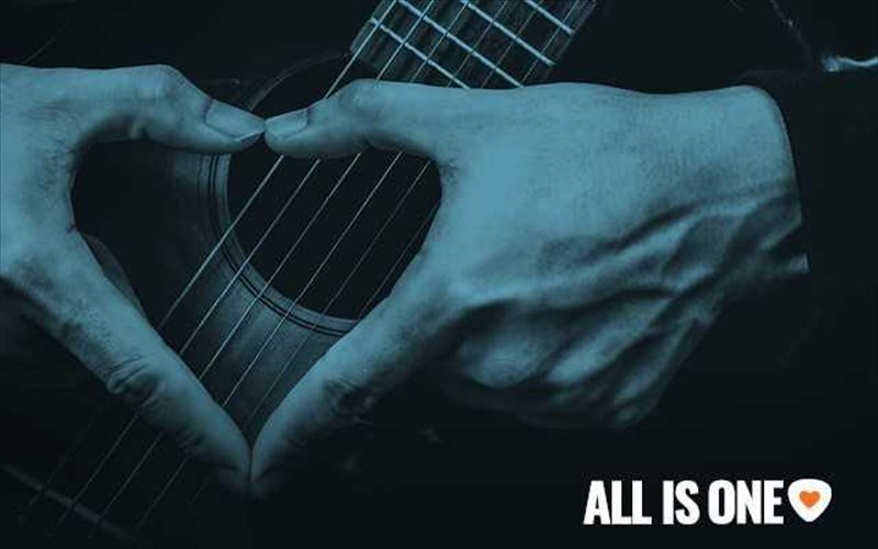 to-hard-rock-cafe-epanaleitourgei-me-mia-megali-prosfora