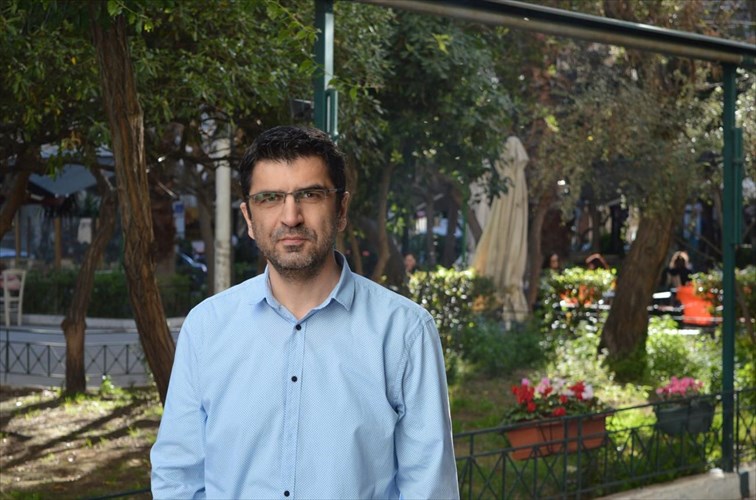 o-makis-tsitas-upografei-to-neo-tou-biblio