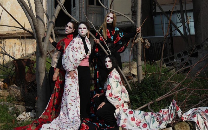 h-theatriki-omada-kofon-trela-xromata-diigeitai-istories-fantasmaton-apo-tin-iaponia