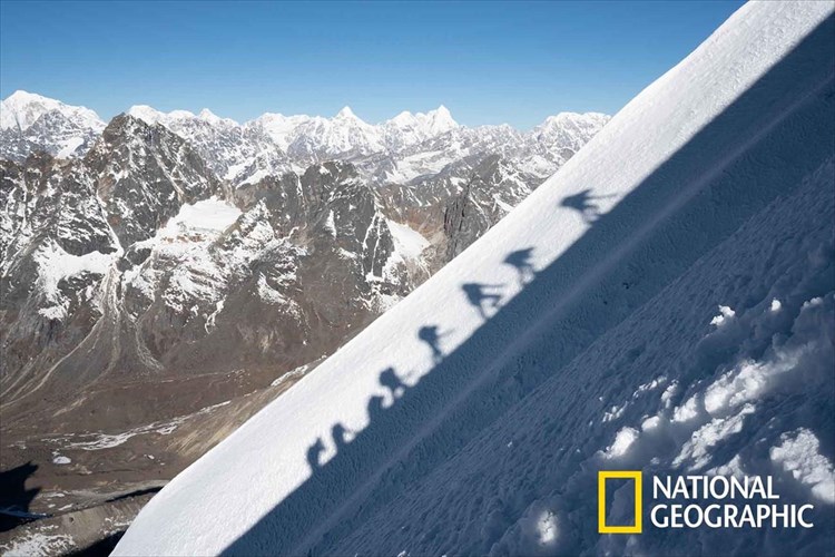 kataktame-tin-korufi-tou-eberest-me-duo-afieromata-tou-national-geographic