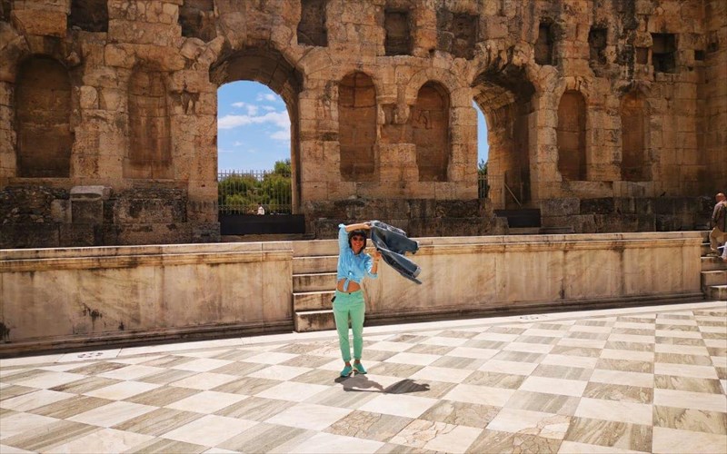 h-monika-sto-irodeio-me-to-neo-tis-ellinofono-almpoum