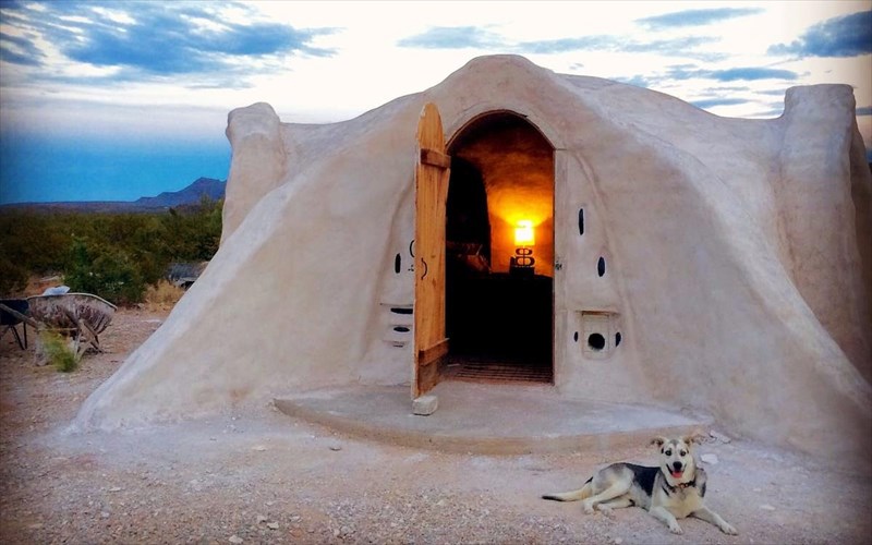 to-teleio-airbnb-gia-eroteumenous-stin-erimo-tou-teksas