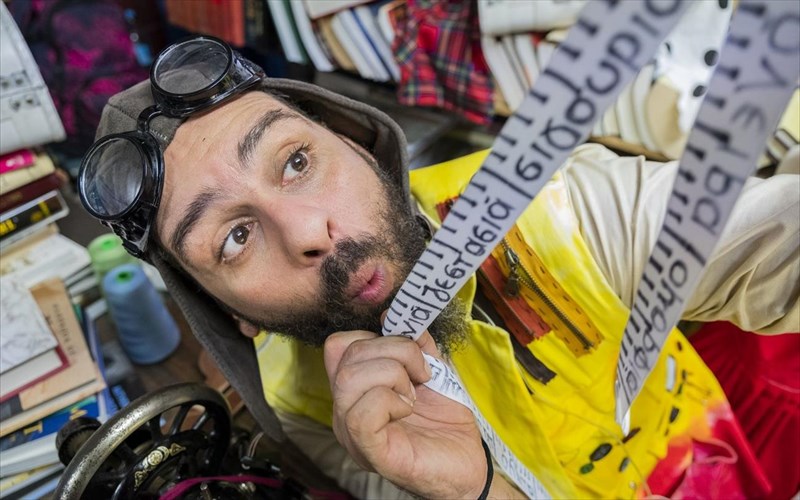 o-raftakos-ton-lekseon-skarfalonei-mazi-me-ta-paidia-ston-ymitto