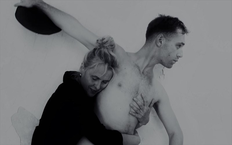 i-antzela-mprouskou-me-sara-kein-sto-mpagkeion