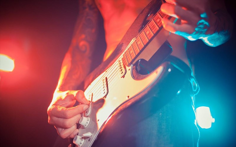 to-rock-and-roll-hall-of-fame-moirazetai-to-plousio-arxeio-tou