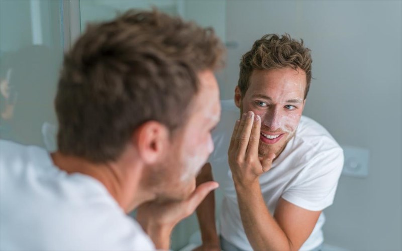 poia-maska-xreiazetai-pragmatika-enas-andras