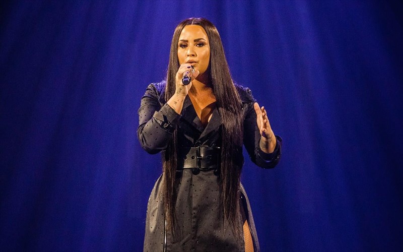 i-demi-lovato-den-dinei-dekara-gia-tin-kuttaritida-kai-eksigei-giati