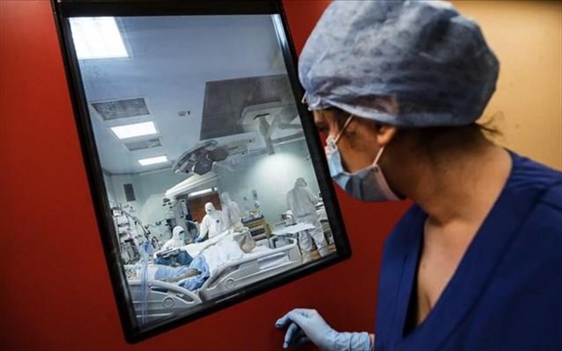 koronoios-oi-asumptomatikoi-metadidoun-ton-io-sumfona-me-nea-meleti