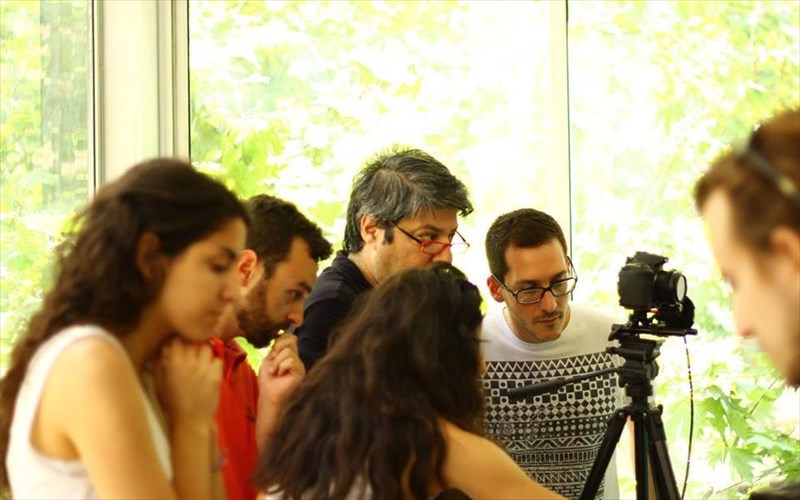 ithopoios-mprosta-stin-kamera-neo-seminario-apo-ton-basili-mazomeno