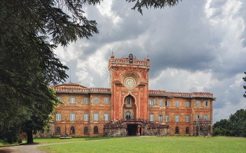 deite-ena-apo-ta-pio-uperoxa-egkataleleimmena-ksenodoxeia-tou-kosmou